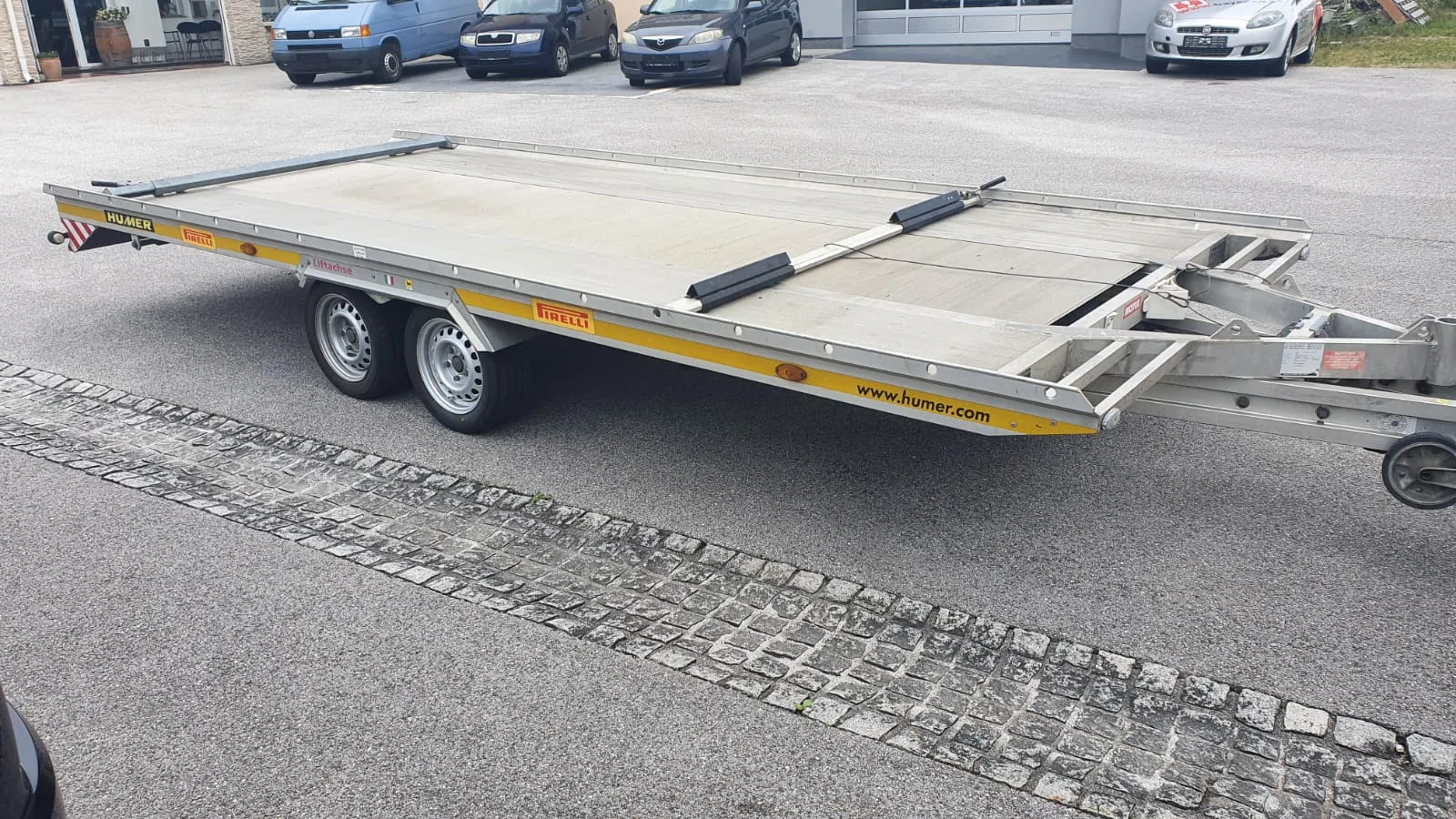 Anhänger für Fahrzeugtransport vor dem Betrieb