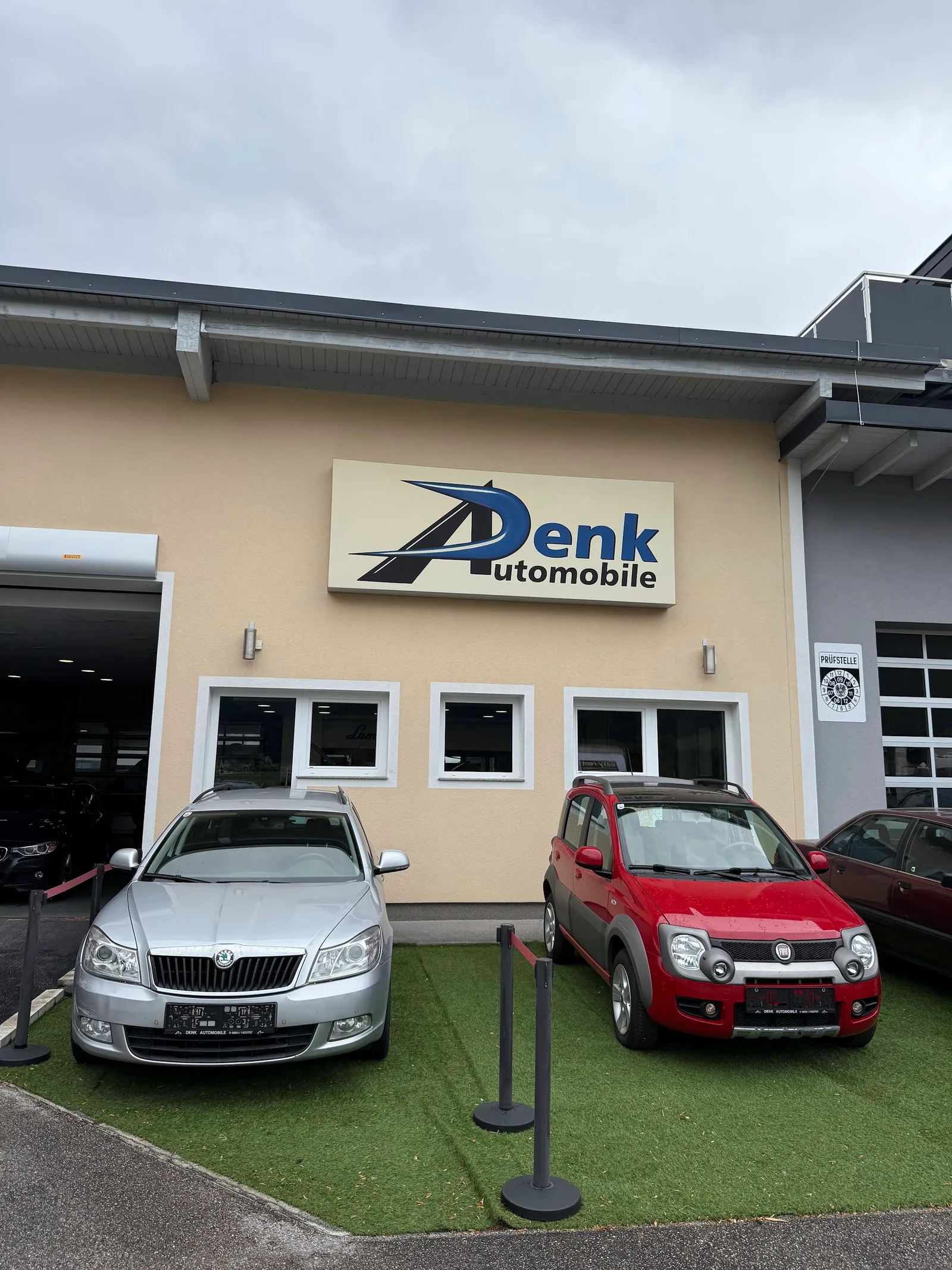 Fassade und Firmenschild von DENK-Automobile in Leonstein