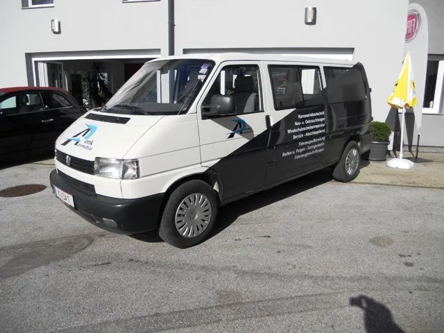 Beschrifteter Service- und Mietbus vor dem Betrieb
